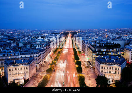 Avenue des Champs-Elysées in Paris, Frankreich in der Nacht Stockfoto