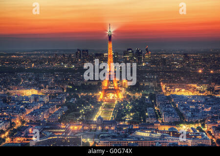 Eiffel Turm Licht Leistung zeigen in der Nacht, Paris, Frankreich. Luftaufnahme. Stockfoto