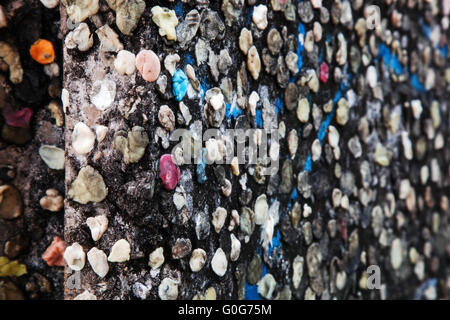 Teil der Berliner Mauer mit Graffitis und Kaugummis Stockfoto