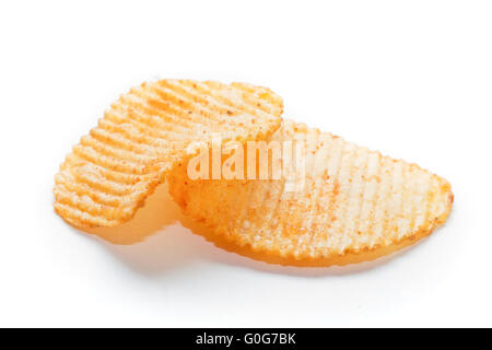 Zwei gewürzte Kartoffelchips isoliert auf weißem Hintergrund Stockfoto