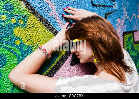 Stilvolle, modische Mädchen Porträt an bunten Graffiti-Wand. Mode Stockfoto
