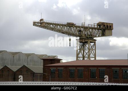 Clyde Titan, Kranarbeiten Whiteinch Crane neben einem Schrottplatz und sich neben einem denkmalgeschützten Gebäude der ehemaligen Diesel Glasgow Stockfoto