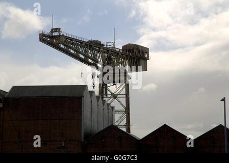 Clyde Titan, Kranarbeiten Whiteinch Crane neben einem Schrottplatz und sich neben einem denkmalgeschützten Gebäude der ehemaligen Diesel Glasgow Stockfoto