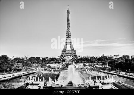 Eiffelturm gesehen aus Brunnen am Jardins du Trocadéro an einem sonnigen Sommertag Stockfoto