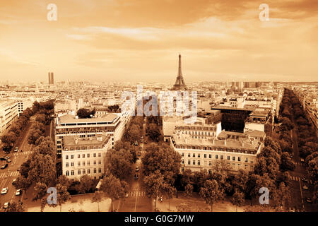 Blick von der Dachterrasse auf dem Eiffelturm, Arc de Triomphe. Sonnigen Tag Stockfoto