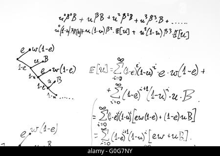 Komplexe mathematische Formeln auf Whiteboard. Mathematik und Naturwissenschaften mit Wirtschaftswissenschaften Stockfoto