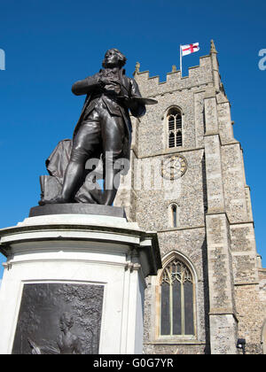 Eine Statue des Künstlers Thomas Gainsborough außerhalb St. Peter Kirche in Sudbury, Suffolk, England. Stockfoto
