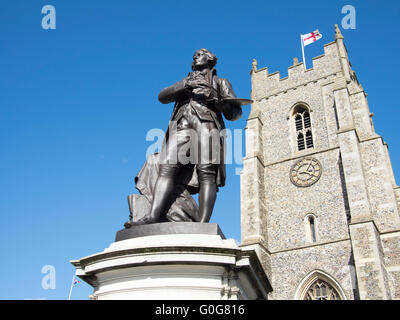 Eine Statue des Künstlers Thomas Gainsborough außerhalb St. Peter Kirche in Sudbury, Suffolk, England. Stockfoto