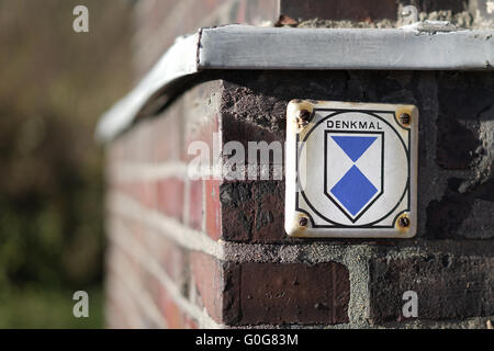 historisches Denkmal Schild an einem alten Gebäude in Magdeburg Stockfoto