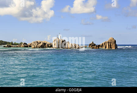 Riesige Granitfelsen in der Nähe von Praslin Insel im Indischen Ozean. Stockfoto