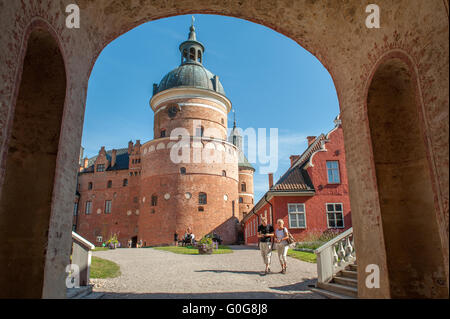 Touristen besuchen das Schloss Gripsholm in Mariefred, Schweden Stockfoto