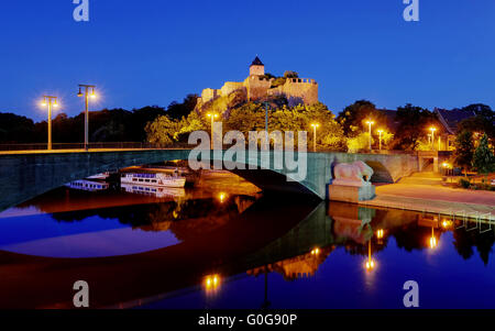 Burg Giebichenstein mit heute Kroellwitzer Brücke Stockfoto