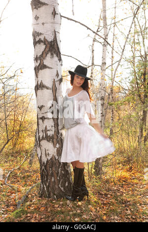 Junge schöne Frau im Wald Stockfoto