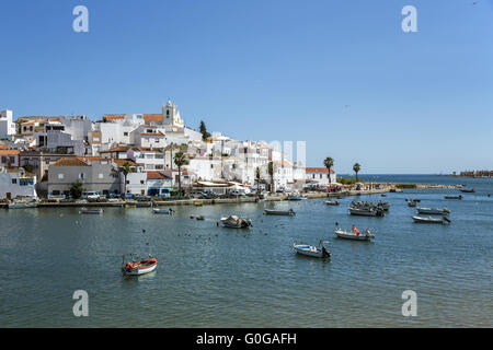 Boote in der Bucht vor der alten Stadt von Ferragudo, Algarve, Portugal, Europa Stockfoto