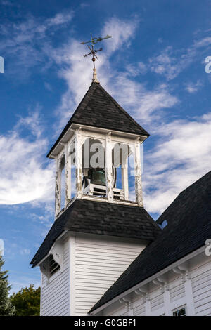 Glockenturm auf einer alten Kirche Stockfoto