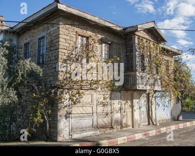 Altes Haus in Tasagil mit den typischen hölzernen Erker Stockfoto