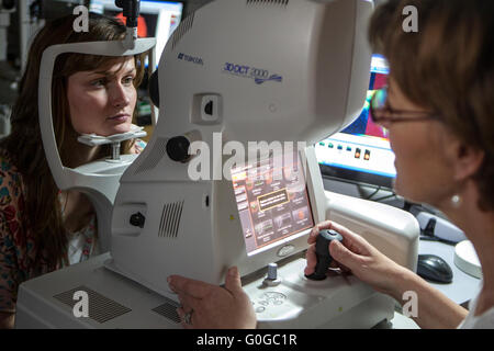 Optiker untersuchen Womans vision Stockfoto