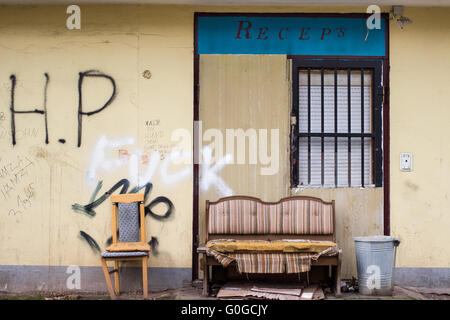 Ausrangierte alte Sofa und Sessel auf Straße Stockfoto