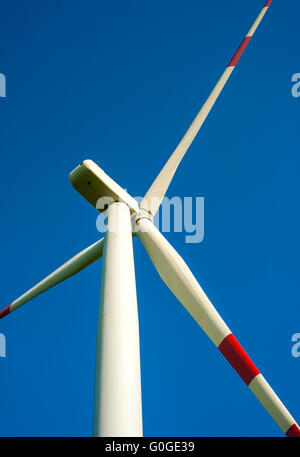 Detail der Windkraftanlage im blauen Himmel Stockfoto