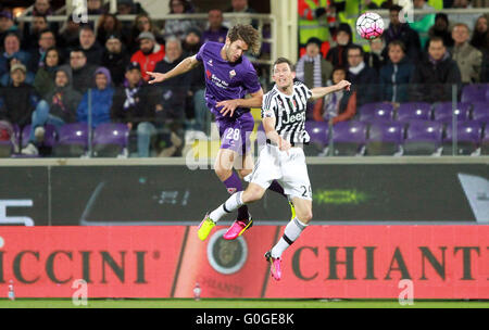 Italien, Florenz: Juventus Verteidiger Stephan Lichtsteiner (R) wetteifert mit Fiorentina Verteidiger Marcos Alonso während der Italiener Stockfoto