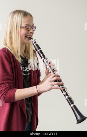 Eenager fängt die Klarinette zu lachen Stockfoto