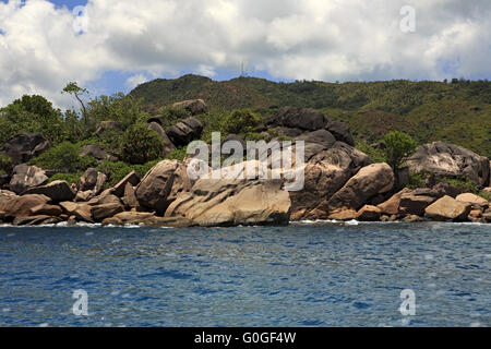 Riesige Granitfelsen auf Praslin Insel im Indischen Ozean. Stockfoto