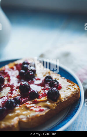 Sandwich mit Erdnussbutter und schwarzer Johannisbeere Marmelade Stockfoto