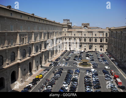 Autos in einem Innenhof des Museums am 24. Mai 2011 im Vatikan, Rom, Italien. Stockfoto