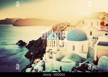 Stadt Oia auf Santorin, Griechenland bei Sonnenuntergang. Felsen am Ägäischen Meer. Stockfoto