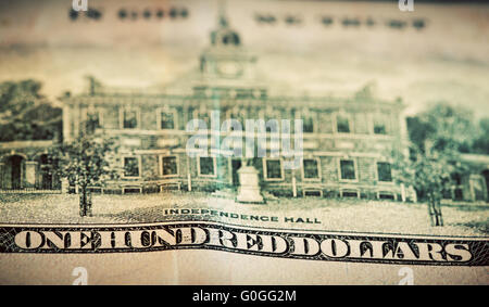 In God We Trust Motto auf 100 US-Dollar Bill. Konzeptionelle Stockfoto