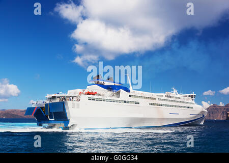 Moderne touristische Kreuzfahrtschiff am Ägäischen Meer segeln Stockfoto