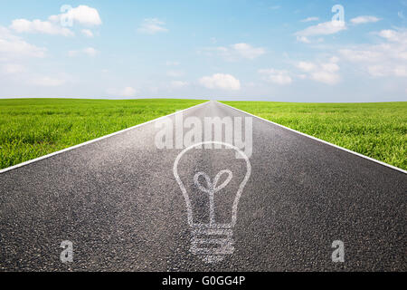 Symbol der Glühbirne auf lange leere Straße Stockfoto
