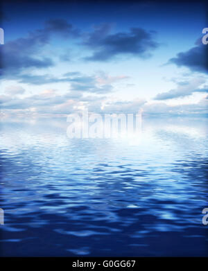 Ocean mit ruhigen Wellen Hintergrund mit dramatischen Himmel. Blau Stockfoto