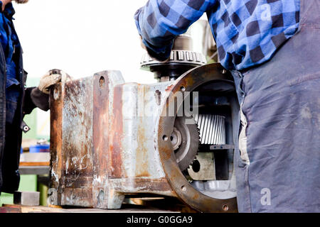 Arbeiter reparieren, arbeiten an alten Gang Element in Werkstatt. Industrie Stockfoto