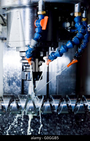 CNC-Bearbeitungsstation bei der Arbeit. Fräsen, Gewindeschneiden Industrie. Stockfoto