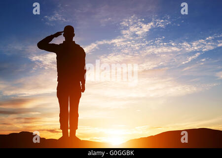 Soldat-Gruß. Silhouette bei Sonnenuntergang Sky. Armee, Militär. Stockfoto