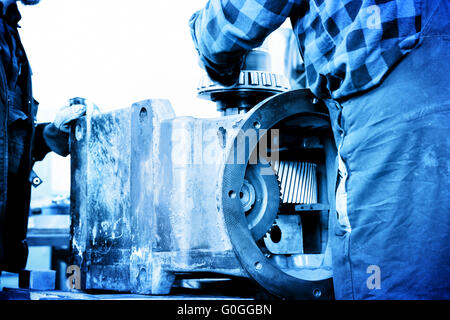 Arbeiter reparieren, arbeiten an alten Gang Element in Werkstatt. Industrie Stockfoto