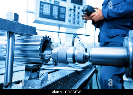 Man Betrieb CNC Bohr- und Bohrmaschine. Industrie Stockfoto