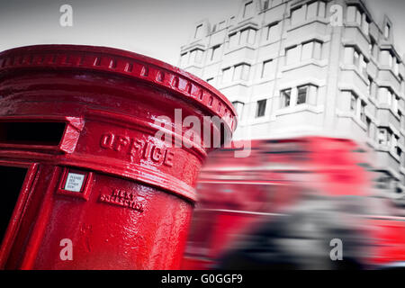 Traditionellen roten Mail Letter Box und rot Bus in Bewegung in London, Großbritannien. Stockfoto