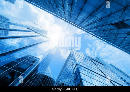 Moderne Wolkenkratzer, Hochhäuser, Architektur, die Erhöhung in den Himmel, Sonne Stockfoto