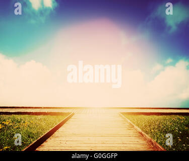 Hölzerne Weg zur Kreuzung. Richtung, Weg zu wählen Stockfoto