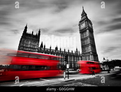 London, Großbritannien. Rote Busse und Big Ben, dem Palace of Westminster. Schwarz / weiß Stockfoto