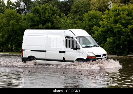 Auto versucht, gegen die Flut auf der Straße in Danzig, Polen zu fahren. Stockfoto