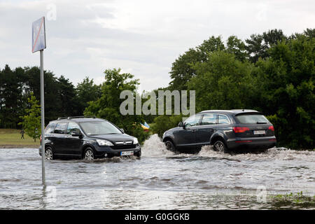 Autos, die versucht, gegen die Flut auf der Straße in Danzig, Polen zu fahren. Stockfoto