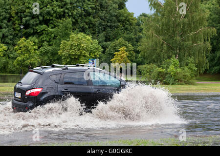 Auto versucht, gegen die Flut auf der Straße in Danzig, Polen zu fahren. Stockfoto