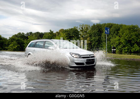 Autos, die versucht, gegen die Flut auf der Straße in Danzig, Polen zu fahren. Stockfoto