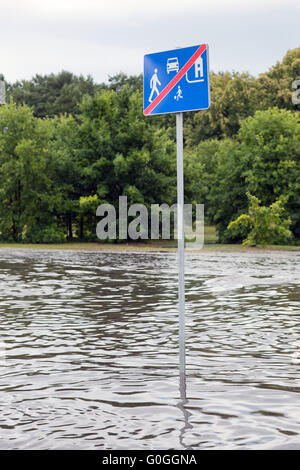 Straßenschild in Hochwasser in Danzig, Polen getaucht. Stockfoto
