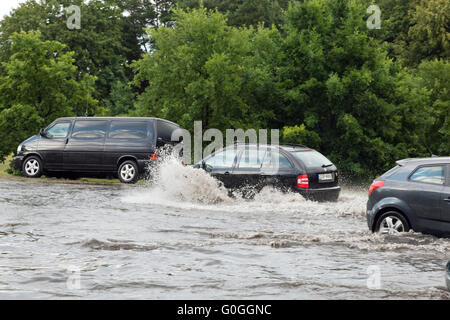 Autos, die versucht, gegen die Flut auf der Straße in Danzig, Polen zu fahren. Stockfoto