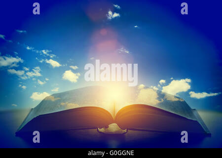 Offene alte Buch, Licht aus dem Himmel, Himmel. Bildung, Religion-Konzept Stockfoto