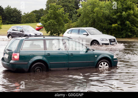 Autos, die versucht, gegen die Flut auf der Straße in Danzig, Polen zu fahren. Stockfoto